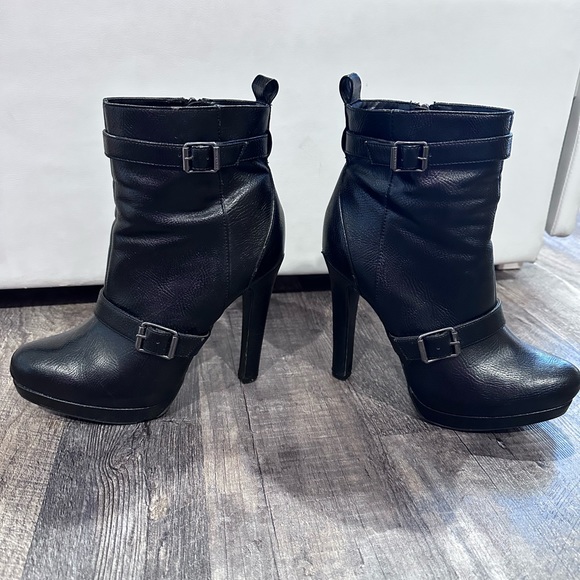 Vera Wang Black Heeled Boots - Picture 2 of 11